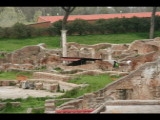 05554 ostia - regio iii - insula x - caseggiato degli aurighi (iii,x,1) - blick von oben ri terme del mitra (hintergrund).jpg